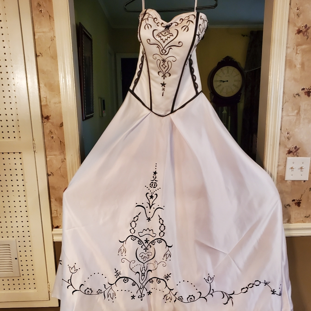Strapless wedding dress